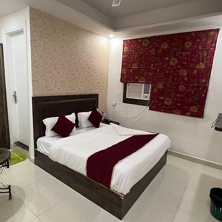 Hotel O Alpha Stay Nuova Delhi Esterno foto