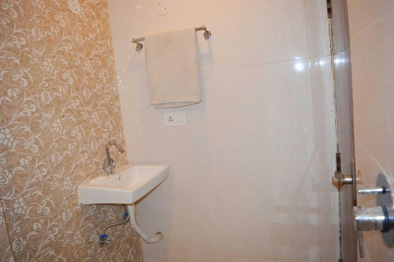 Hotel O Alpha Stay Nuova Delhi Esterno foto