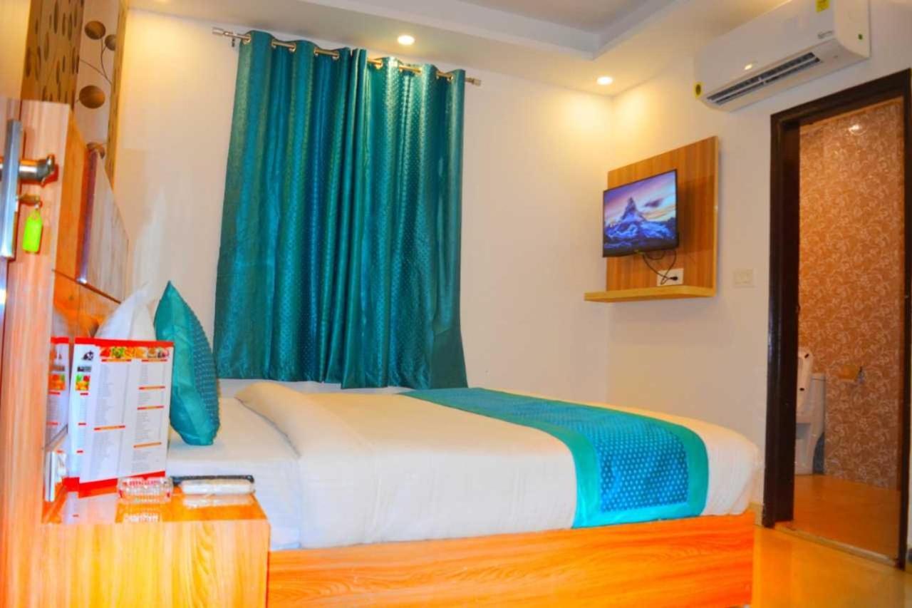 Hotel O Alpha Stay Nuova Delhi Esterno foto