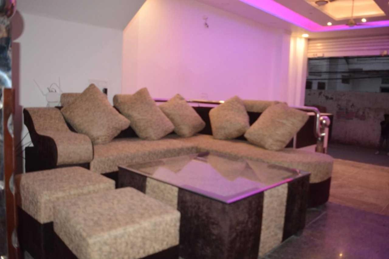 Hotel O Alpha Stay Nuova Delhi Esterno foto