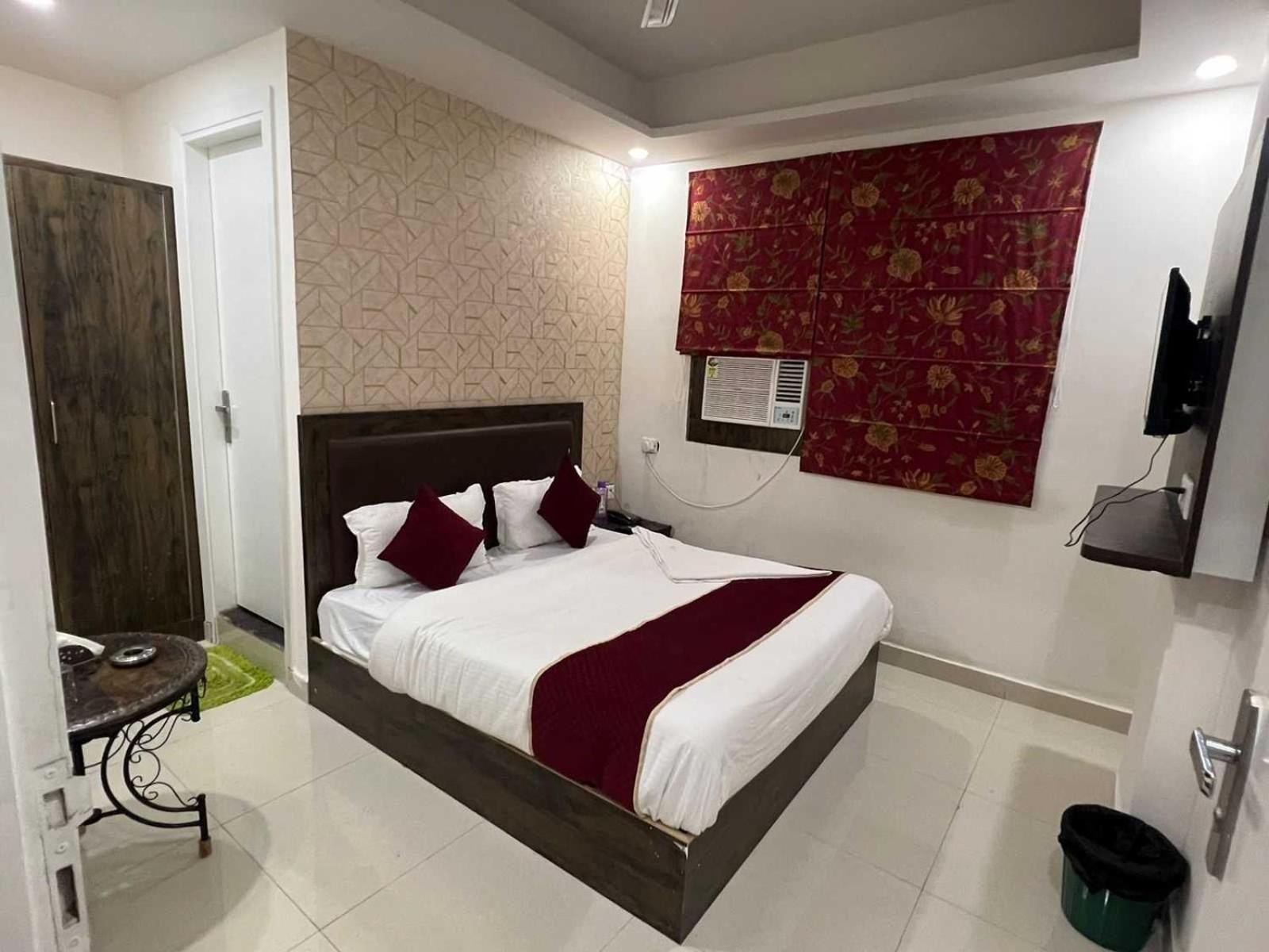 Hotel O Alpha Stay Nuova Delhi Esterno foto